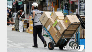 택배기사·환경미화원 백신 빨리 맞는다?…질병청 “확정 아냐, 협의중”