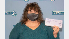 ‘꽝’인 줄 알고 버린 복권, 100만 달러 당첨…손님에 돌려준 편의점 주인