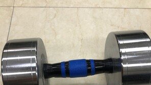 경찰조사 받고 풀려난 30대, 아령으로 지구대 출입문 파손