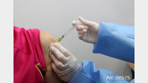 “마스크 벗을수 있어 다행” vs “신중해야”…백신 인센티브 놓고 엇갈린 의견