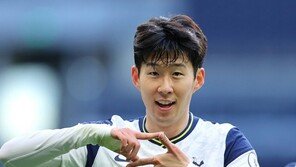 떠나려는 케인, 은퇴설 베일… 손 꼭 잡는 토트넘