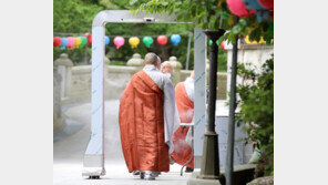 코로나 시대 하안거… 자동소독기 통과