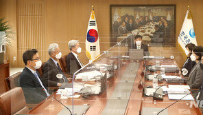 한은, 올 성장률 3.0%→4.0%로 상향…기준금리 0.5% 동결