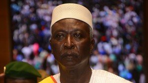 납치된 말리 임시대통령·총리 사임…군부 “천천히 석방할 것”