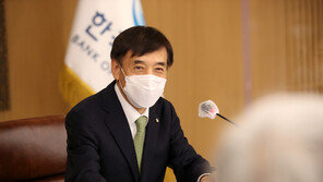 이주열 “금리 연내 인상, 경제상황에 달려…늦지 않아야”