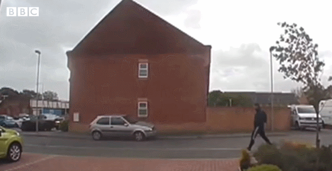 건물 외벽 무너져도 갈길 가던 英소년, 알고보니… (영상)