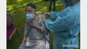 인도서 1·2차 다른 코로나 백신 접종…“건강하고, 부작용 없어”