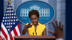 트럼프가 싫어한 모든 걸 가진 그녀, 백악관 브리핑 맡았다 