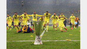 11명씩 나선 승부차기… 운명 바꾼 ‘거미손 킥대결’