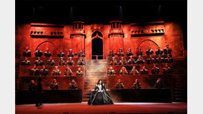 더 강렬하게 돌아오는 오페라 ‘안나 볼레나’