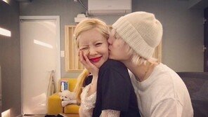 현아♥던, 백허그에 볼뽀뽀까지…여전히 달달한 커플