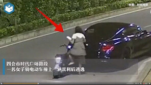 폰 보며 자전거 타다 ‘쾅’…외제차 들이받고 줄행랑