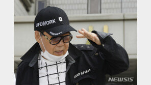 ‘대작 논란’ 조영남, 추가기소 2심도 무죄…“가슴 벅차”