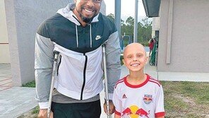 우즈, 골프 복귀 질문엔 침묵… “현재 목표는 혼자 걷는 것”