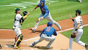 1루로 뛰던 타자, 홈쪽으로 도망… 2루 주자가 홈인