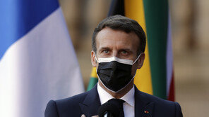 남아공 방문한 마크롱 “아프리카에 백신 지원·생산 도울 것”