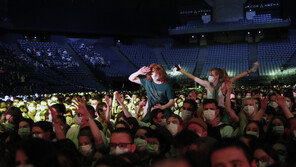 佛, 마스크쓰고 거리두기 제한없이 실내콘서트 안전 여부 실험