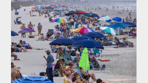 美 ‘복수여행’ 폭발…노마스크 연휴 비행기 만석, 휴양지 북적