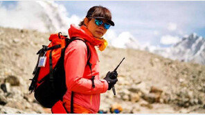 45살 홍콩 여교사, 25시간50분만에 에베레스트 정상 정복