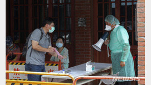 확진자 급증한 대만, 중국산 백신 도입 논란…‘국공합작’ 비유도