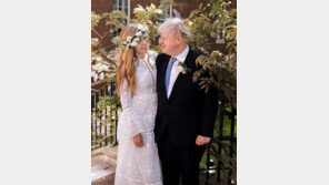 존슨 英총리, 24세 연하 약혼녀와 ‘기습 결혼’