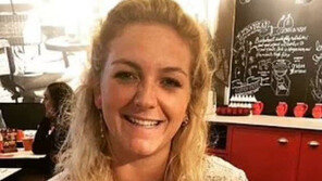 라디오에 이상한 소리가…난교 클럽 취재 女기자 논란