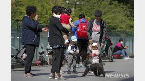 중국, 3번째 출산 허용…인구 급속 감소 우려 대응