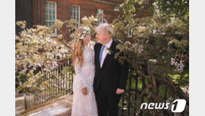 존슨 英총리 새 신부 웨딩드레스, 8만원짜리 대여품