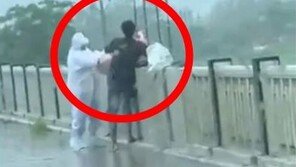 다리에서 강으로 코로나19 시신 ‘휙’…印 남성들 체포