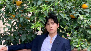 송중기, 풀어헤친 셔츠…치명적 옴므파탈 매력