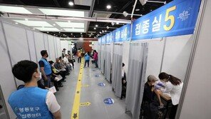 [사설]확진자 12일 입원-접촉자 14일 격리, 불합리한 기준 손볼 때