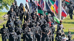 美 ‘털사 인종 대학살’ 100주년… 무장한 흑인 시위대