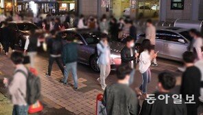[단독]밤10시 넘자 강남역 앞은 ‘야외 클럽’…술자리-즉석만남 