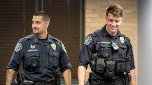 불타는 트럭에 뛰어든 경찰…운전자 극적 구조