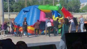 하늘로 솟구친 공기 미끄럼틀…유아 2명 추락해 중상