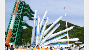 “우주로 가는 길”…47.2m 누리호, 첫 하늘 향해 우뚝 섰다