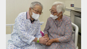 “영감 보고 싶었어요” 백신 맞은 노부부 1년만에 ‘눈물 상봉’