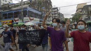 1년 만에 개학했지만…미얀마 학생·교사들 등교 거부