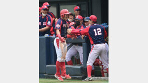 [포토] 부경고 이영균 ‘스퀴즈 번트 성공에 팔짝팔짝’