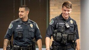 불길 뚫고 사람 구한 美 투캅스…잘생긴 외모도 ‘눈길’