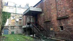 어떻게 이런 장난을…건물 옥상서 소파 떨어뜨린 英남성들