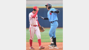 [포토] 신민철 ‘첫 타석부터 2루타~’