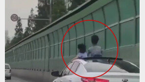 선루프 위로 몸 내민 채 ‘쌩쌩’…“부모 제정신인가”