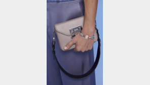 디올, 새로운 아이콘 ‘디올 락(Dior Lock)’ 백 공개