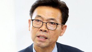 ‘소주성 정책’ 설계한 홍장표 “포용적 성장 정책 발굴할 것”