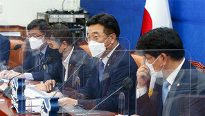 與, 전국민 재난금 포함 ‘2차 추경’ 내달 추진… 野 “돈선거 중독” 