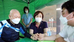 경로당 모인 접종노인들 “살것 같다”… 식당은 “8명+α 모임 환영” 