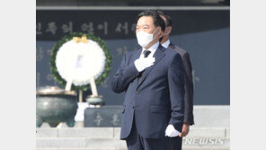 김오수 총장, 현충원 참배…“국민 중심 검찰 만들겠다”