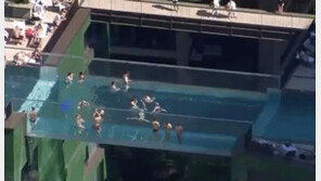 “보기만 해도 아찔”…10층 건물 사이 떠있는 첫 ‘하늘 수영장’