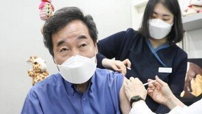 AZ 백신 맞은 이낙연 “별다른 느낌 없어…모두 접종해달라”